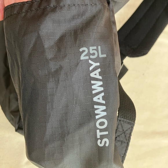 Eddie Bauer Stowaway 25L pack. Onyx. ‘Reach for More’ embroider. Padded straps. - Picture 5 of 10